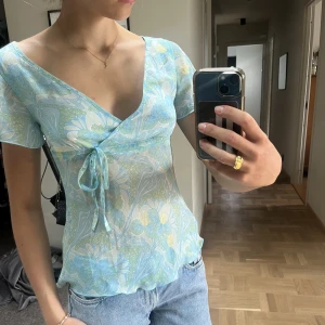 Blå topp  - Säljer min drömiga sommartopp från H&M! Nyskick 💖