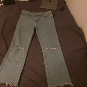 Jeans - Säljer ett par jeans med håll vid knäna från SHEIN som jag säljer pga att de ej passar mig i storlek längre.💗