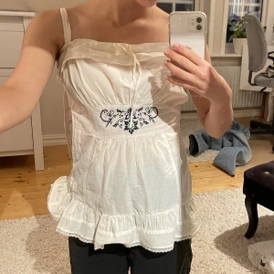 Gulligt linne från Odd Molly - I naturvit bomull med vacker brodyr🤍