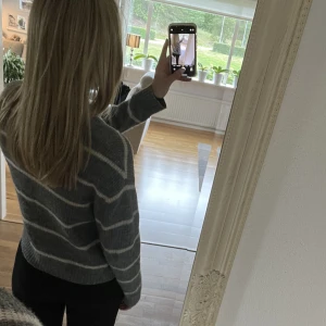 Stickad tröja  - En grå randig stickad tröja ifrån hm🫶🏼 skriv till mig vid intresse💗