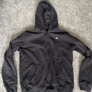 Dickies hoodie - Säljer min Dickeis hoodie som jag växt ur. Den är inte skadad, cond 9/10 och i strlk M. 