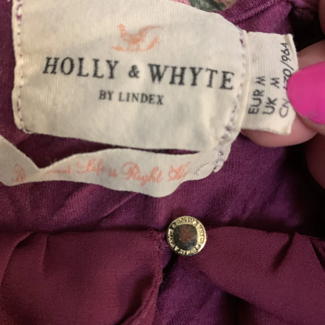 Plommonfärgad blus med knapp. - 91