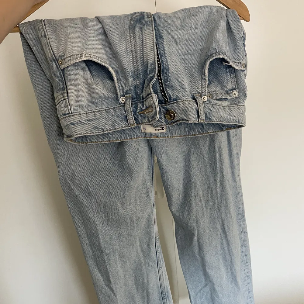 Ljusblå jeans med hög midja och lite vidare i längderna 💙 Sliten look med hål för knäna 💙 Normal, skön passform 💙 Mycket gott skick, endast använt ett fåtal gånger . Jeans & Byxor.