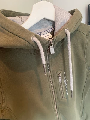 sail rasing tjocktröja  - Rensar ut garderoben och säljer min sail rasing tjocktröja!  