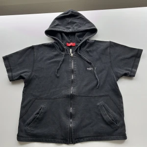 Billig Esprit hoodie kortärmad topp - Kortärmad topp med huva från Esprit. I använt skick, därav priset. 🖤