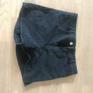 Fina shorts från HM med snitt vid benen. Högmidjade och stretchiga.