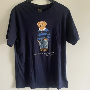 Tshirt - Ralph lauren T-shirt i storlek 18-20 sitter dock som S typ. Aldrig använd.