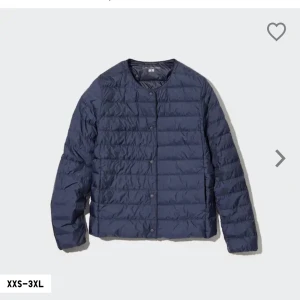 Uniqlo jacka - Säljer min fina Uniqlo jacka som är använd men de finns inga täcken på användning. Köpt för 799kr. Är i storlek xs men passar mig som har s. Köparen står för frakt💞pris kan diskuteras❣️