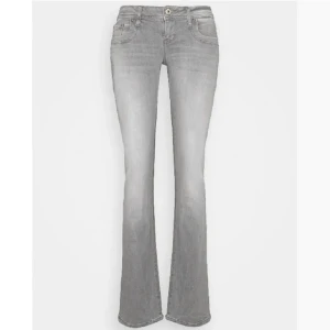 Ltb valerie jeans  - Säljer dessa ltb jeans som jag nyss köpt på plick. Har själv aldrig använd dom. Storlek 29/32 men är insydda ca 2 cm i midjan på insidan, men går att sprätta upp. Passar snarare 28/32💓Kan skicka bilder privat på hur de sitter på mig, om det önskas. 