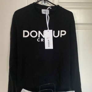 Dondup sweatshirt  - Tjena! Säljer nu min dondup sweatshirt i storlek small då den är för liten. Den har används få gånger och är i bra skick. Allt og finns kvar och följer med i köp. (Kvitto nk påse och prislapp) Nypris 1999kr mitt pris 599. Skriv vid f