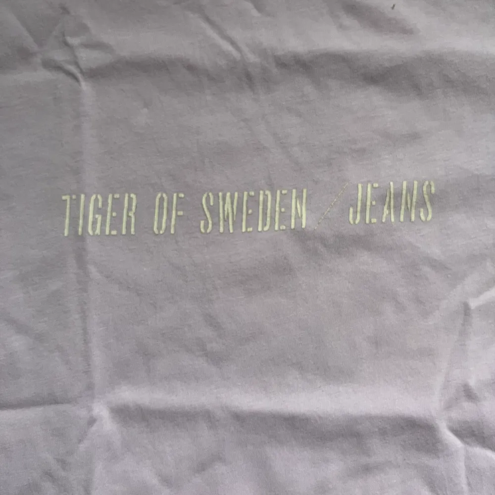 Tunn t-shirt från tiger of sweden. T-shirts.