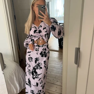 Långklänning - Säljer denna superfina långklänningen från NAKD. Sitter väldigt smickrande på och man kan reglera hur mycket av magen man vill visa.🤍
