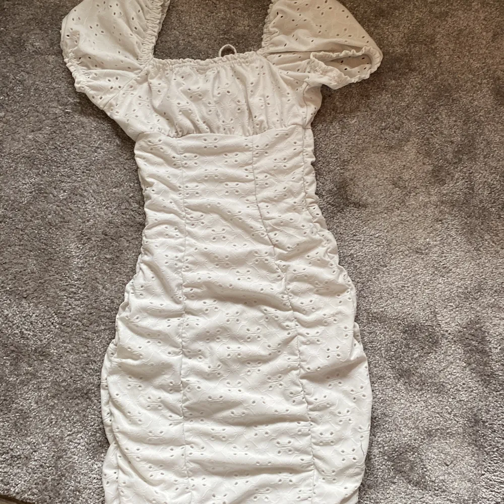 Säljer denna superfina klänning från HM då den inte längre kommer till användning💖Den är i storlek xxs och är fint skick.. Klänningar.