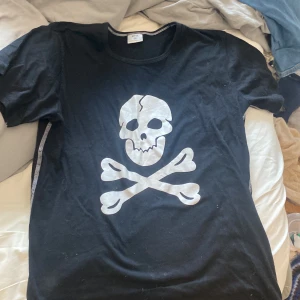 Döskalle tröja  - Cool t shirt med dödskalle tryck. Står storlek M och skulle hålla med om det. Sitter snyggt overzized på mig som har S
