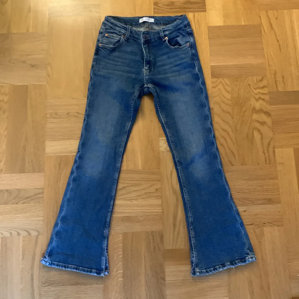 Zara Jeans, som är lowaist flared. Jätte fina lite krympta av tvätten men inte mycket I size 11-12y.  152 cm🫶🫶 . Jeans & Byxor.