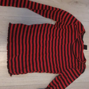 Tröja - Säljer denna coola alternativa tröjan. Passar perfekt att ha under en tshirt eller bara ha den som den är💗 kontakta om ni är intresserade!