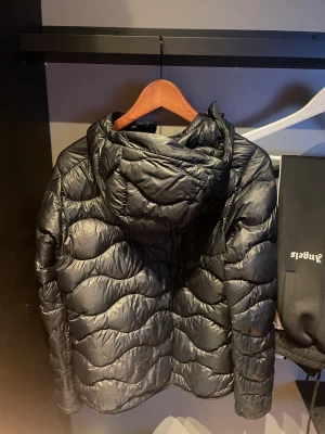 Peak performance jacka - Säljer nu min fina peak performance jacka storlek s då den inte kommer till nån användning längre. Den är i väldigt fint skick och inga problem med den. Priset är inte hugget i sten så tvivla inte på att komma privat med bud, frågor eller info. 
