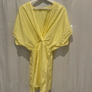 Gul strandklänning - Superfin gul klänning från Zara, perfekt för stranden men också bara för en sommarkväll 🤩💗