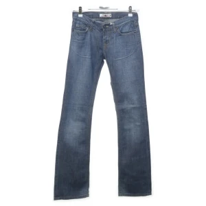 Lågmidjade bootcut jeans - Skitfina. Säljer då de är för små tyvärr. Köpta för 300. Jättefina detaljer o skönt material. Passar 34/36. Skriv för fler bilder/mått🩷 Midjan är 70 cm (20 cm från grensöm) och innerbenslängden 82