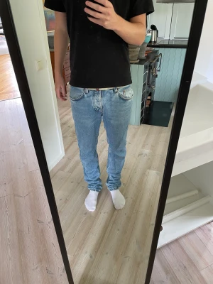 Nudiejeans - Ett par riktigt schyssta Nudie jeans i färgen Sunny blue. Modellen heter Gritty Jackson med en regular fit. Jag har själv sytt in jeansen till en taightare passform vid benen.  Nypris 1500kr