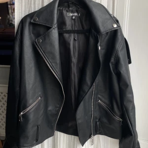 Skinnjacka - Superfin oversized skinnjacka från Missguided i storlek 34, inga defekter alls, använd 1 gång