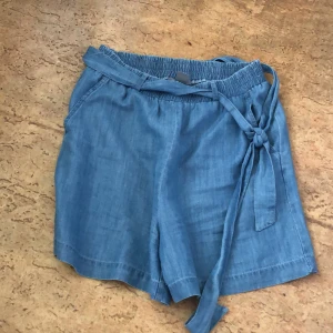 Jeans Shorts - Älskar dessa shorts men den passar inte med min stil längre. Passar Xs/S har samma i M om ni är intresserade. Priset kan går att diskuteras.