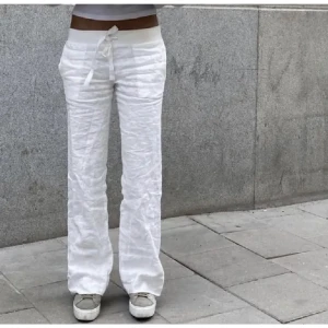 Alobha linnebyxor  - Har dessa populära linnebyxor från Ahloba i storlek xs som är uppsydda att passa nån som är runt 165. Undrar om nån hade velat byta mot ett par i storlek xs som inte är uppsydda eller om nån vill köpa för ett bra pris då dom blivit för korta❤️