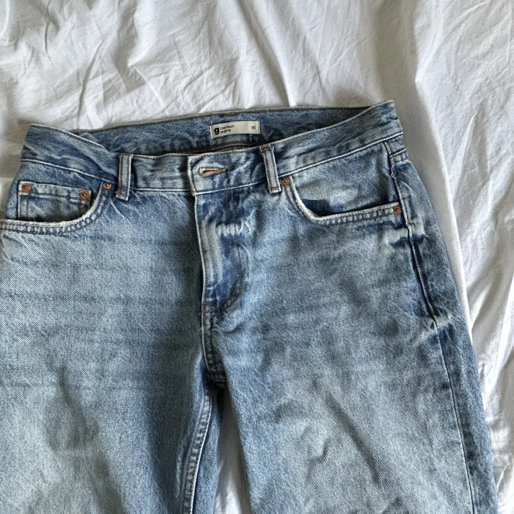 Så snygga jeans som är köpt i fel stolek och säljs pga detta. Köpt på Gina Tricot för 500kr :)  Dom har ett lite hål längst ner som inte märks 🫶. Jeans & Byxor.