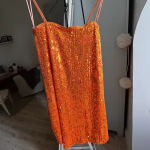 Jätte cool fest klänning i orange! Har bara använts en gång på en fest! Får ingen användning för den tyvärr. 