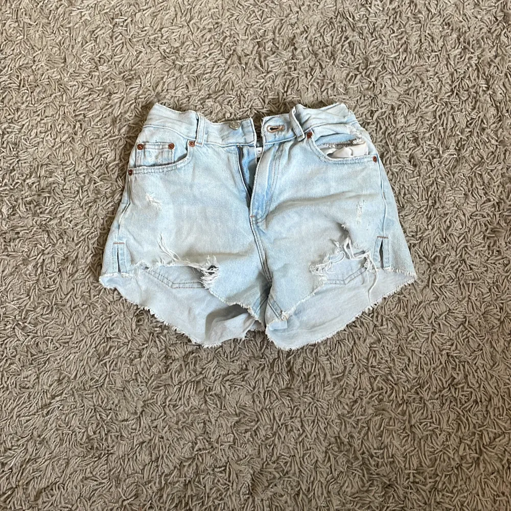 Jag säljer mina zara shorts på grund av att dem har blivit för små 😭så nu säljer jag dem till någon som är i storlek 140cm 💙🩵frakt står du för (25kr) 🌊. Shorts.