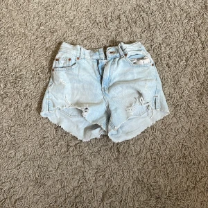 Zara jeans shorts🩵💙 - Jag säljer mina zara shorts på grund av att dem har blivit för små 😭så nu säljer jag dem till någon som är i storlek 140cm 💙🩵frakt står du för (25kr) 🌊