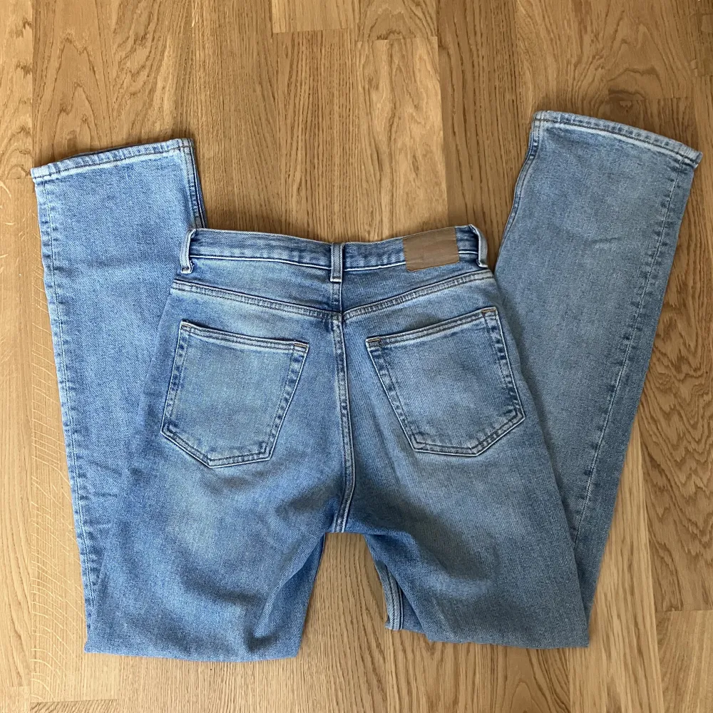 Säljer de här snygga straight jeansen från weekday. Säljer då jag inte använder de längre 💞. Jeans & Byxor.