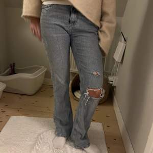 Jätte snygga jeans från Gina Tricot med ett snyggt hål. 37cm i midjemått rakt över och 77cm i innerbenslängd ❤️