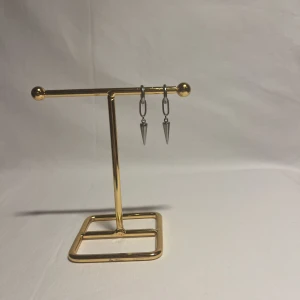 StilSthlm  - Otroligt fina örhängen! Finns i silver och guld.  Köp för 79kr/st Eller 149kr/paret. Modell 122.  Smyckes ställningen finns även att köpa för 299kr!