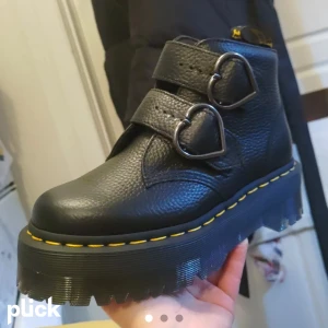 Dr Martens 36 - Dr martens storlek 36 model devon heart   Helt nya endast testade hemma och passade bra men inte riktigt den modellen jag sökte. Första bilden är min egen resten från hemsidan. Be om fler bilder om du vill. Frakt utifrån postens priser. Köpta för 2400kr.