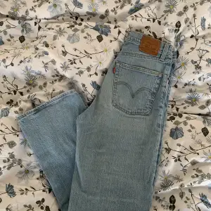 Levis jeans i modellen ribcage straight, storlek 27, 27
