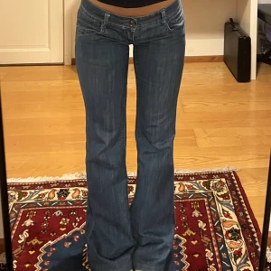 Lågmidjade jeans - Vintage låglågmidjade bootcut brutalt snygga! Midjemått 36cm, innerbenslängd: 75cm jag är 166 och de är perfekta/något för långa passar mellan 162-172cm! 10/10 i skick! Kvar så länge det inte är markerat sålt💕skriv om det finns nån fundering💕