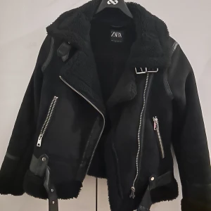 Svart jacka - Säljer denna fina jacka som passar perfekt när som.  Strl xs, men den är stor av sig så passar även s. Pris kan diskuteras vid snabb affär.