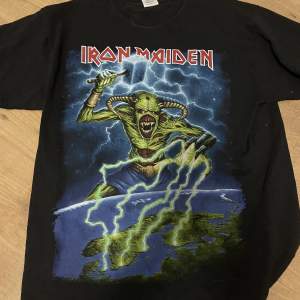Iron Maiden Nordic Tour T-shirt. Storleken är M men är lite liten så skulle säga att den är mer som en S. Säljer för 70kr+frakt.