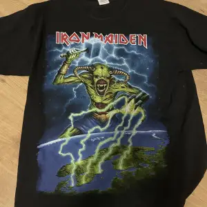 Iron Maiden Nordic Tour T-shirt. Storleken är M men är lite liten så skulle säga att den är mer som en S. Säljer för 70kr+frakt.