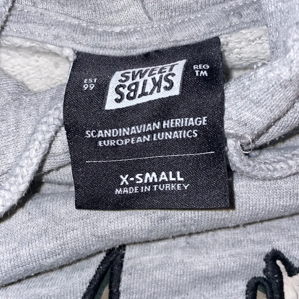 Säljer nu denna sweet sktbs hoodie då den inte passar längre. Den är i bra skick och är köpt på Junkyard för ungefär 10 månader sedan. Kan mötas upp i Stockholm annars står köparen för frakten. Tar byten. Hoodies.