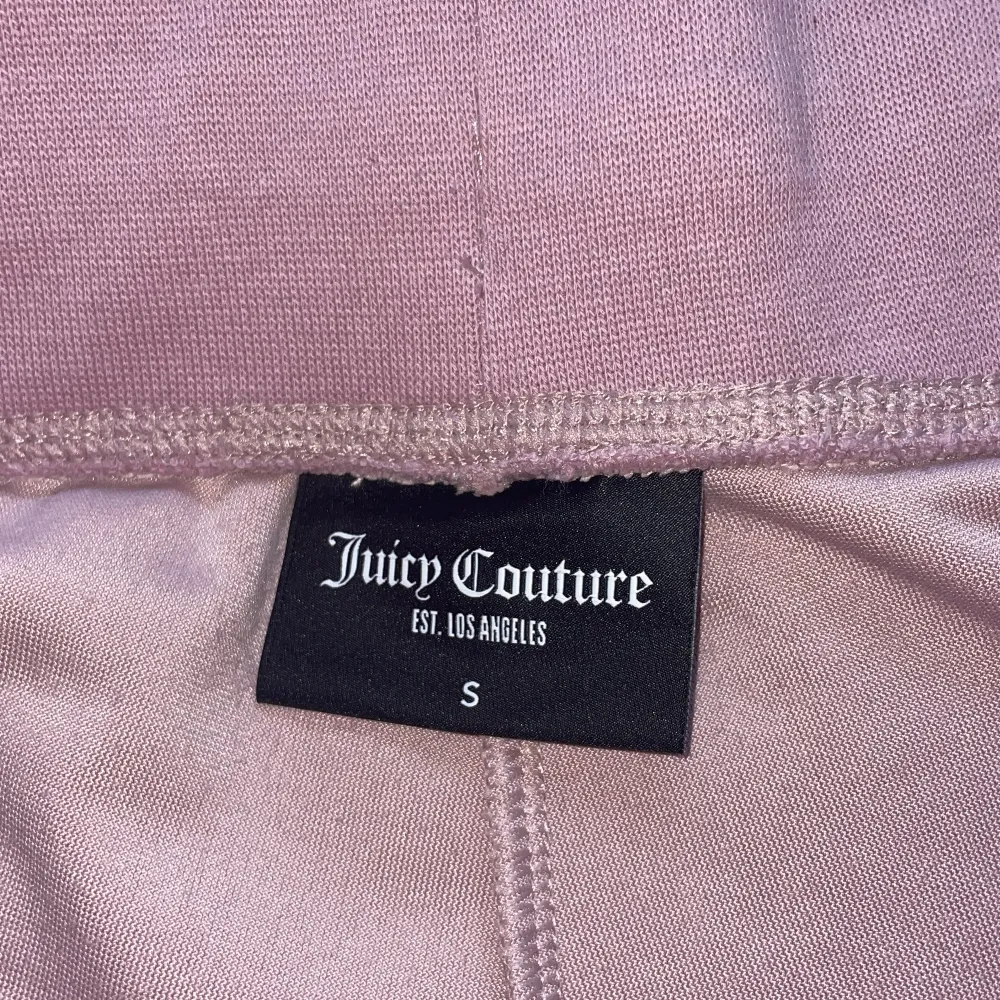 Säljer mina oanvända Juciy Couture shorts i rosa-lila. Storleken på dessa är S. Shorts.