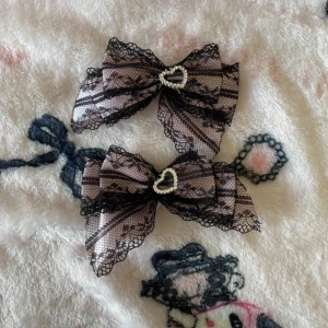 Hårrosetter  - Handgjorda hårrosetter i rosa och svart spets med glitter berlock i form att ett hjärta