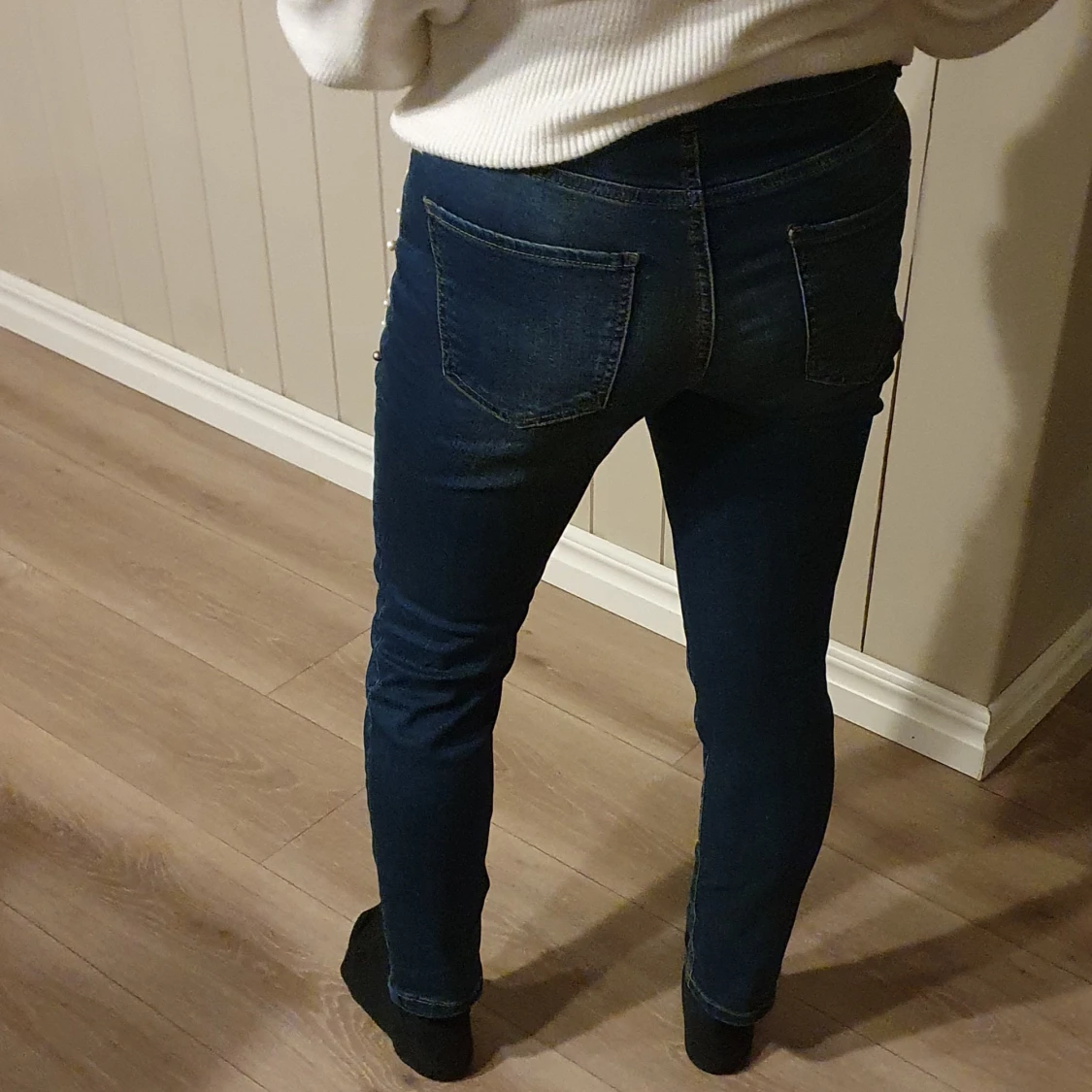 Mörkblå jeans med pärlor i strl 38 - 91