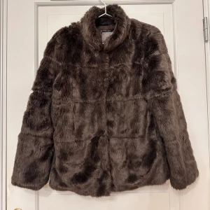 Brun Fuskpäls🫶🏼 - Brun fuskpäls från Vero Moda i storlek M. Knäpps med knappar. Fickor på sidorna. Använd ett fåtal gånger.