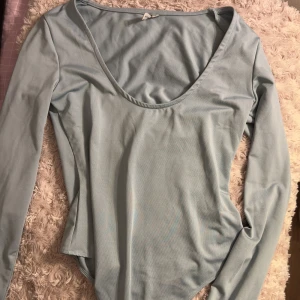 Turkos body från Nelly - Body från Nelly. Använd en gång och säljer då den inte kommer till användning. Stretchigt material. 