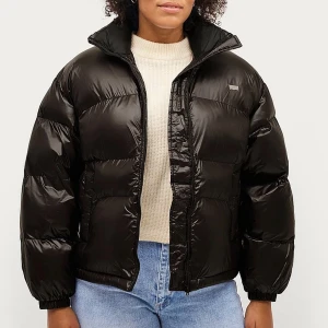 Levis dunjacka  - Helt ny jacka från Levis i storlek i storlek M. Färgen är mörkbrun och är glansig. Slutsåld. Nypris 1020. 