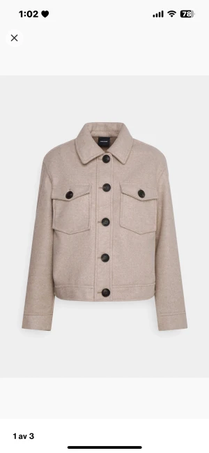 Beige kappa - Söt beige kappa ifrån veromoda, inga defekter säljer då jag inte använder den. Köpt för 400kr, jackan är helt slutsåld. Kom privat för egna bilder eller frågor!💗