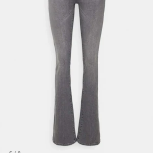Gråa jeans  - Säljer dessa jeans från only då de är lite för långa på mig, jag råkade riva upp lappen så kan tyvärr inte skicka tillbaka