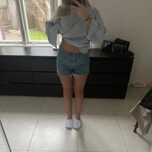 Jeansshorts  - Så snygga jeansshorts från Levis. Säljer då de är lite för små för mig ❤️